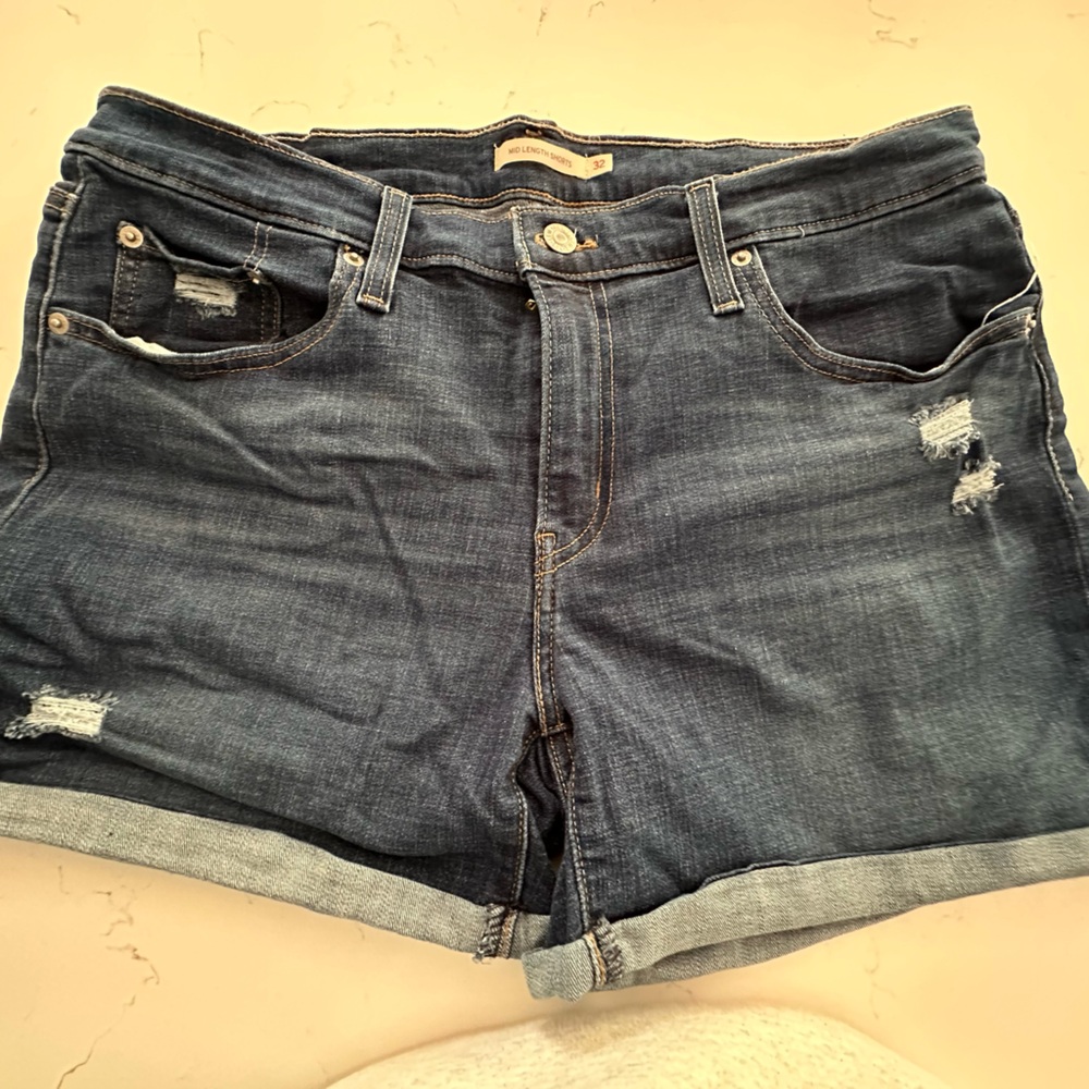 Levi Mid Length Shorts. Size 32.